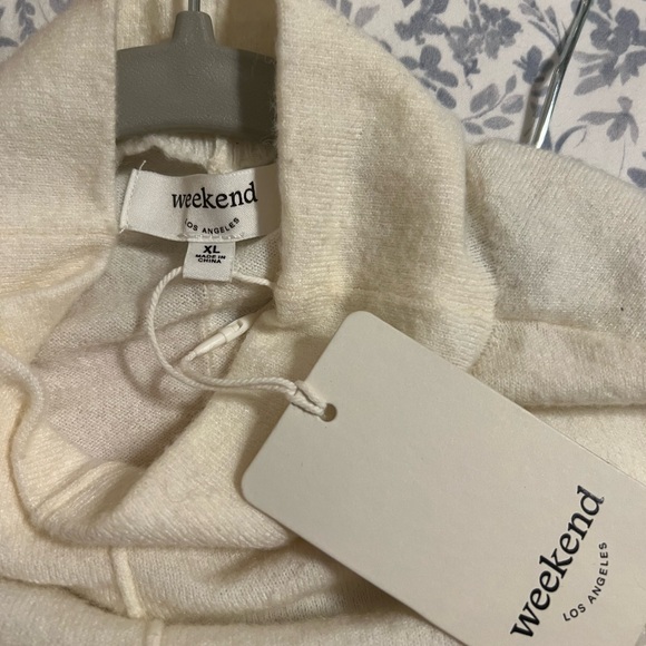 Elegant Cream Sleeveless Turtleneck Sweater - Picture 3 of 4